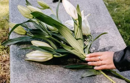 Jak pielęgnować nagrobek – instrukcja krok po kroku