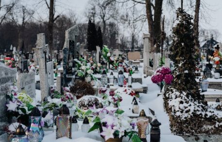 Lampiony i wazony nagrobne – jak dopasować je do stylu pomnika?